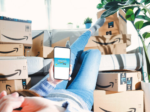Strategic Shopping: Navigating Online Sales Without Overcrowding Your Home